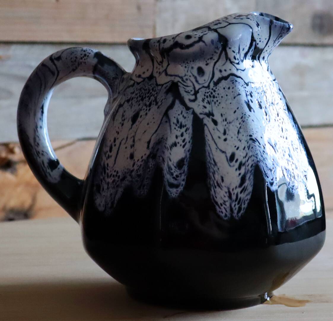 Flame-patterned ceramic pitcher – Vallauris style / Alpho