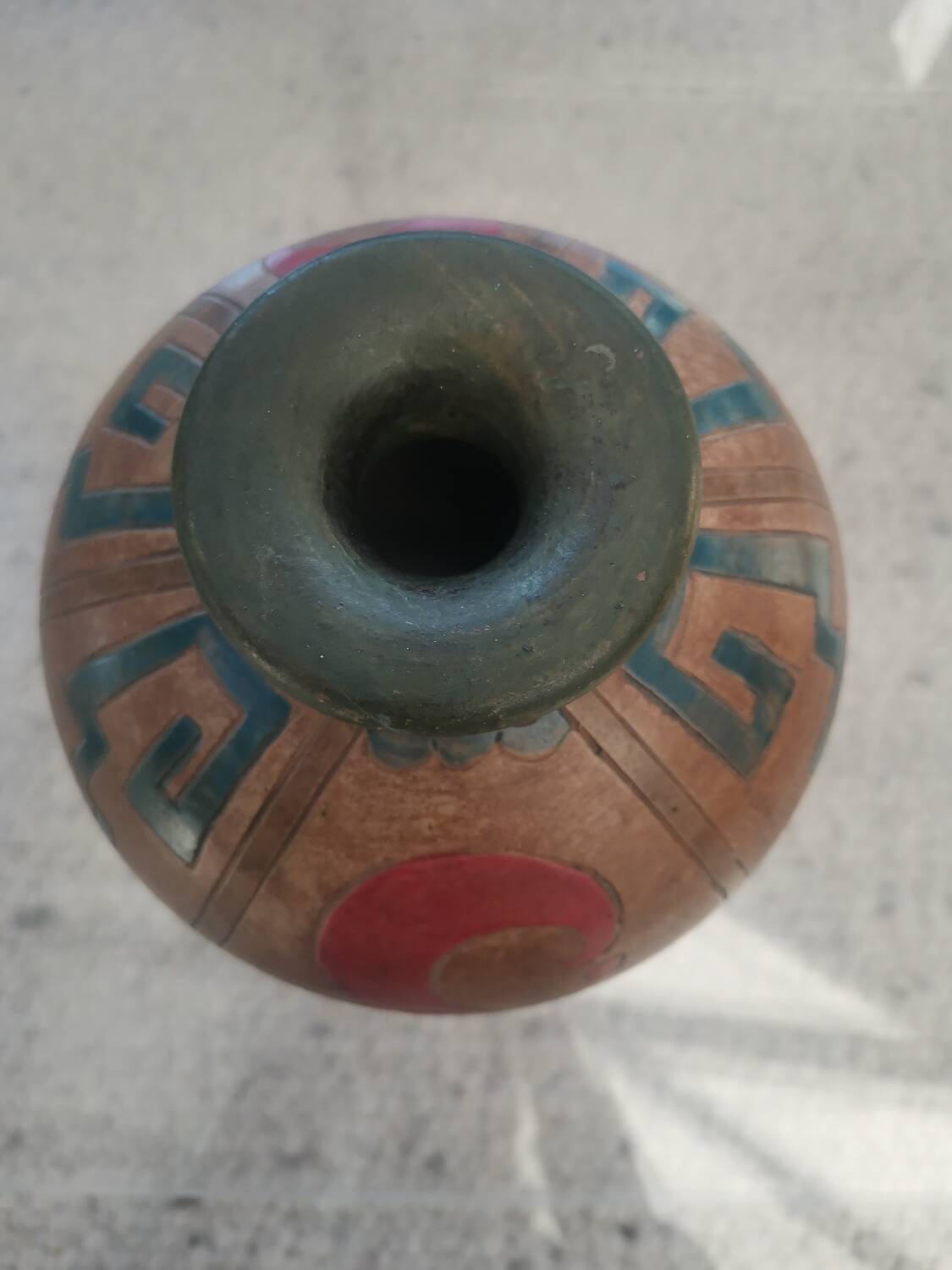 Vase en poterie de studio de style aztèque vintage – Sculpté à la main et signé – Milieu du XXe siècle