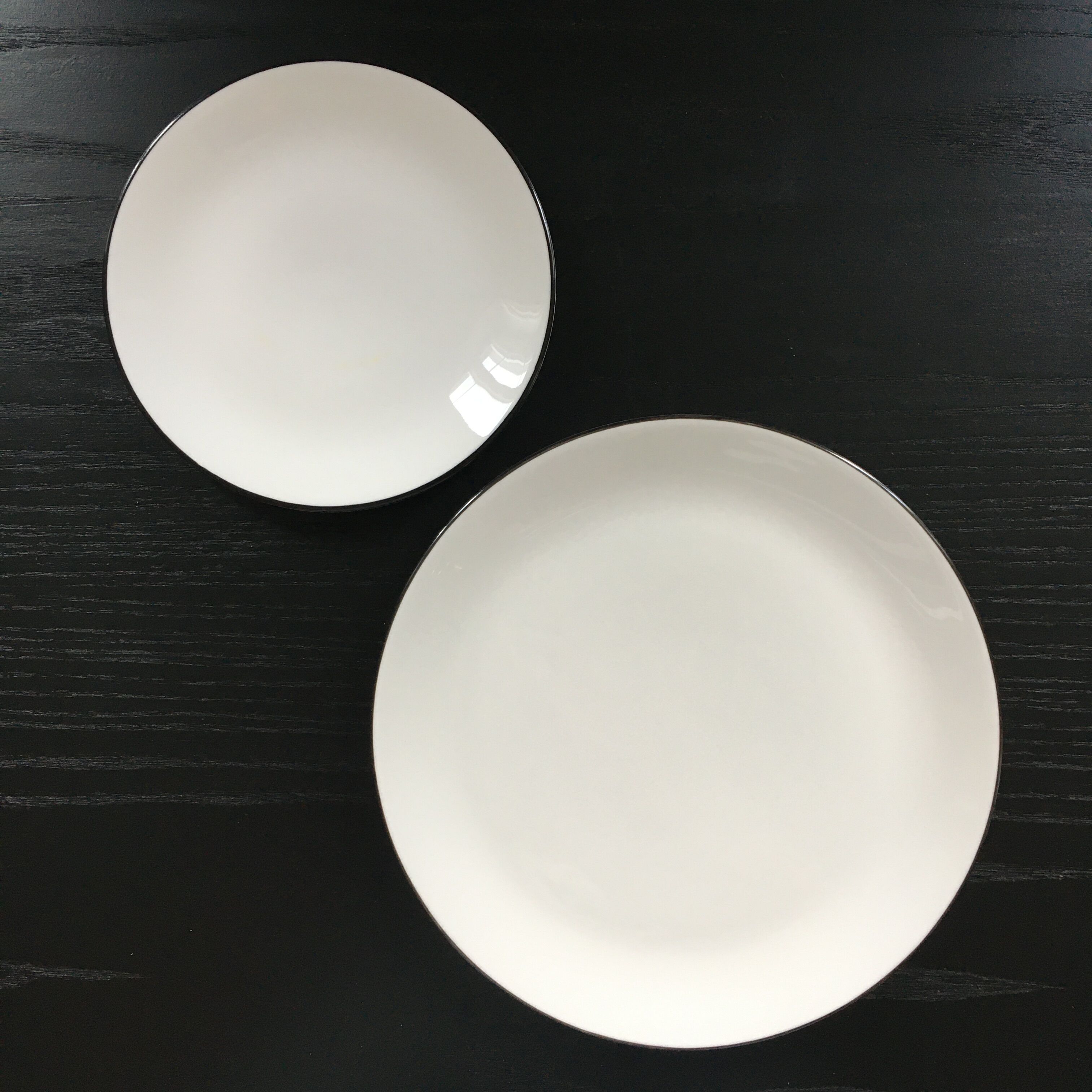 Set of 2 porcelain plates