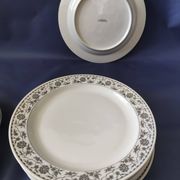 Set of 6 dinner plates and 4 dessert plates, made of porcelain.