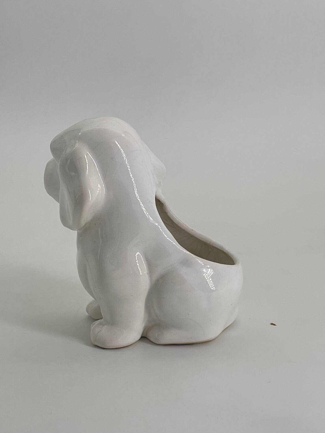 Cache pot chien en porcelaine blanc vintage