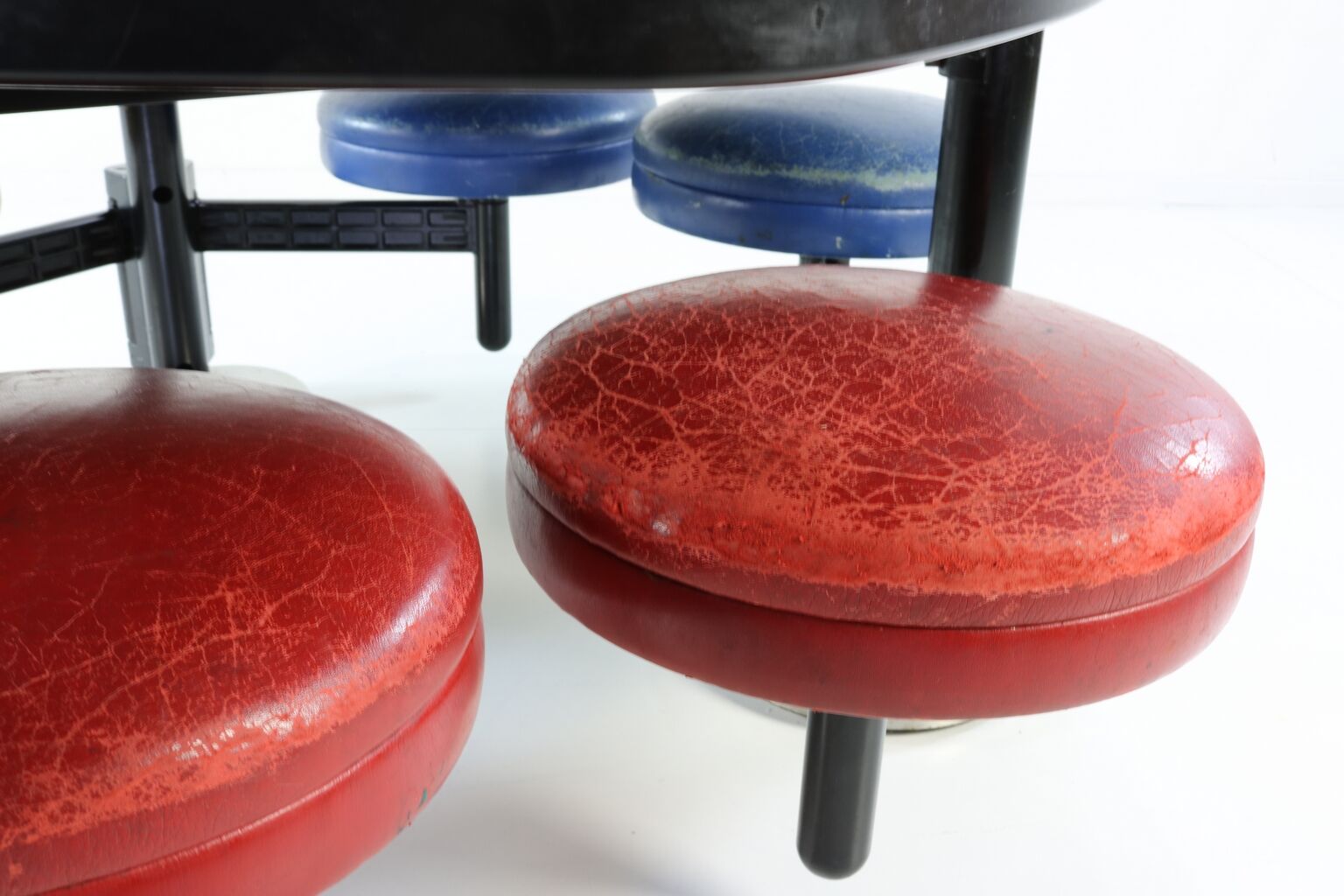 School six seating Modus in leather by Tecno Italy