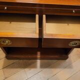 Meuble d'appoint anglais en placage d'if cuir et laiton