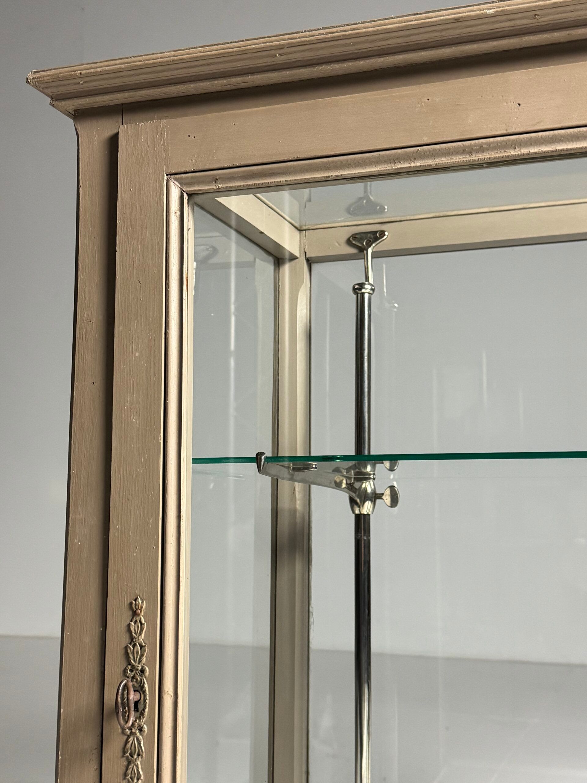 Vitrine française du début du 20e siècle grise
