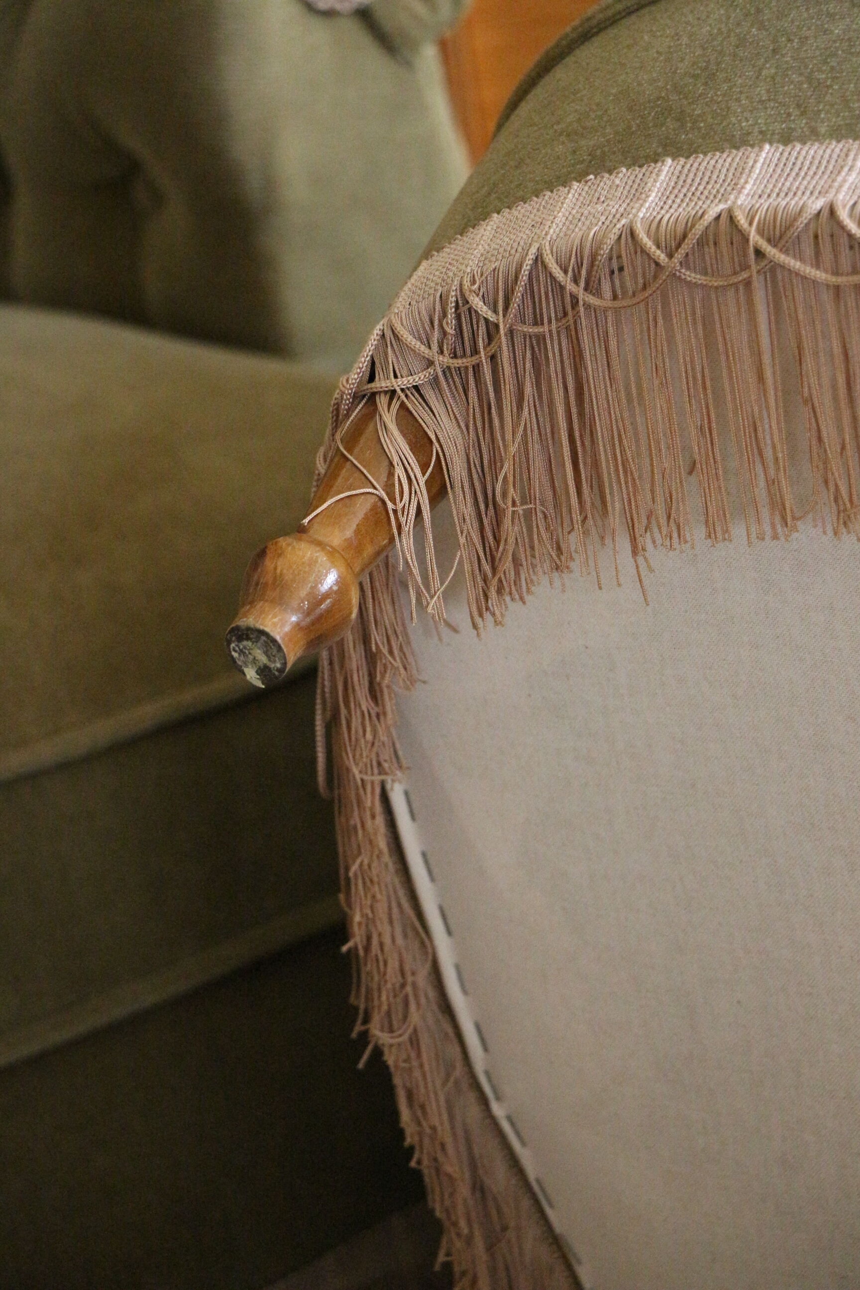 Paire de fauteuils crapauds et leur pouf vert