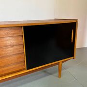 Buffet scandinave en teck à portes coulissantes du milieu du siècle par Nils Jonsson