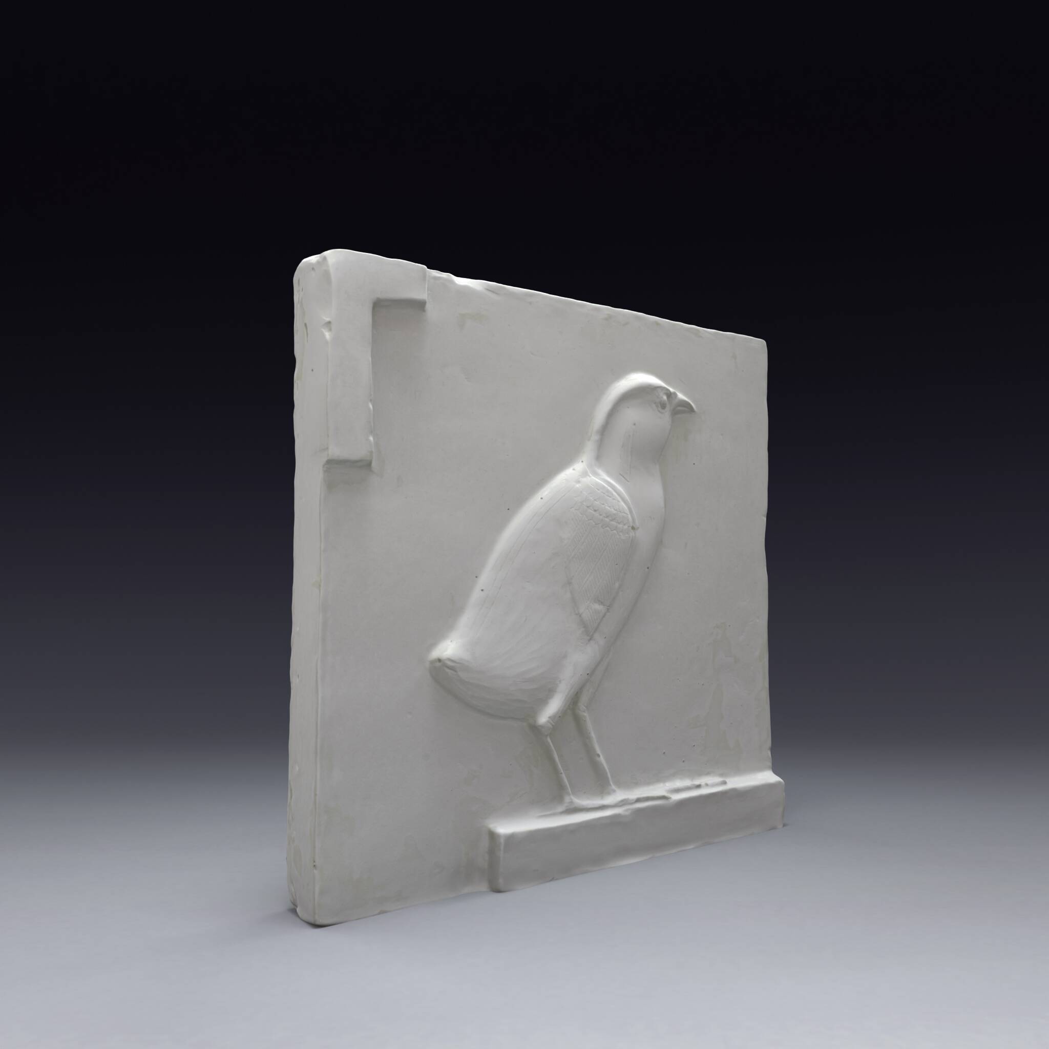 Bas-relief en plâtre représentant un poussin de caille, période ptolémaïque