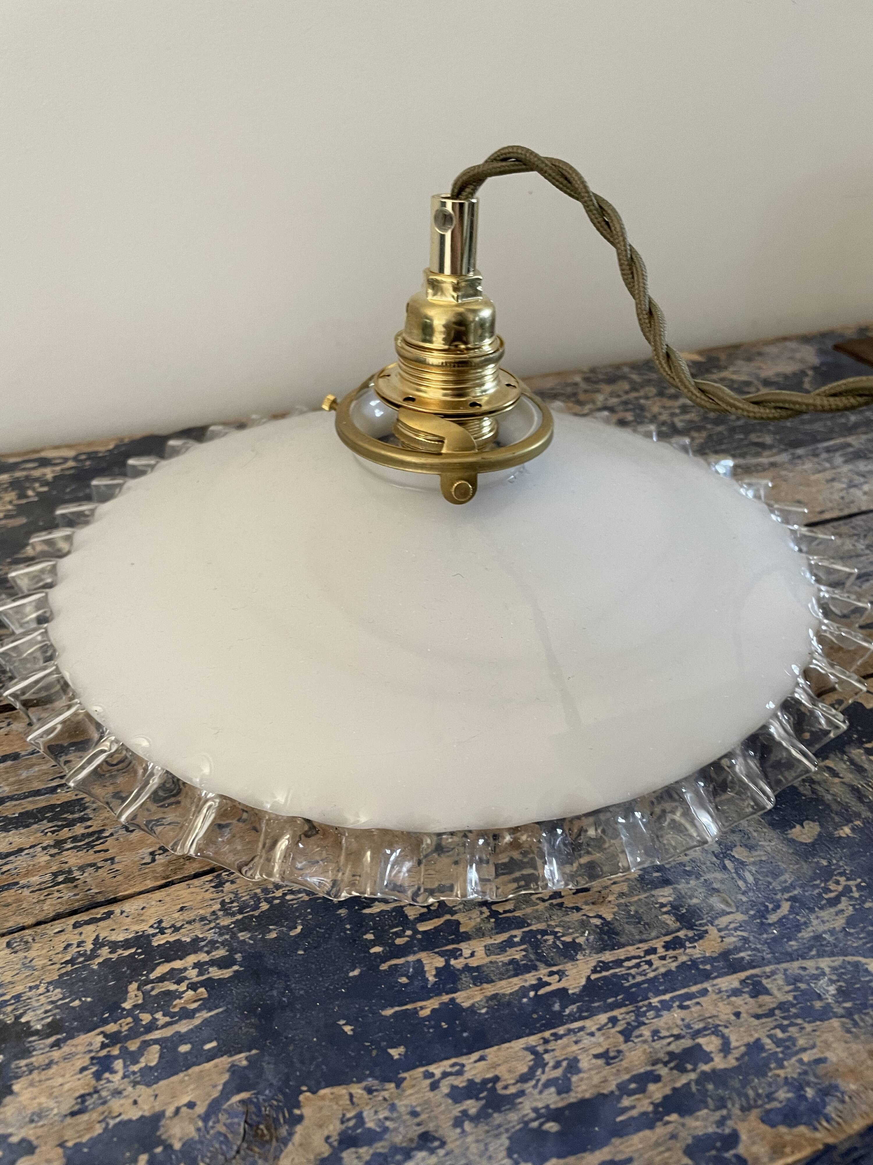 Vintage suspension in electrified white opaline to nine