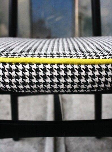 Chaise vintage "pied de poule"