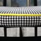 Chaise vintage "pied de poule"