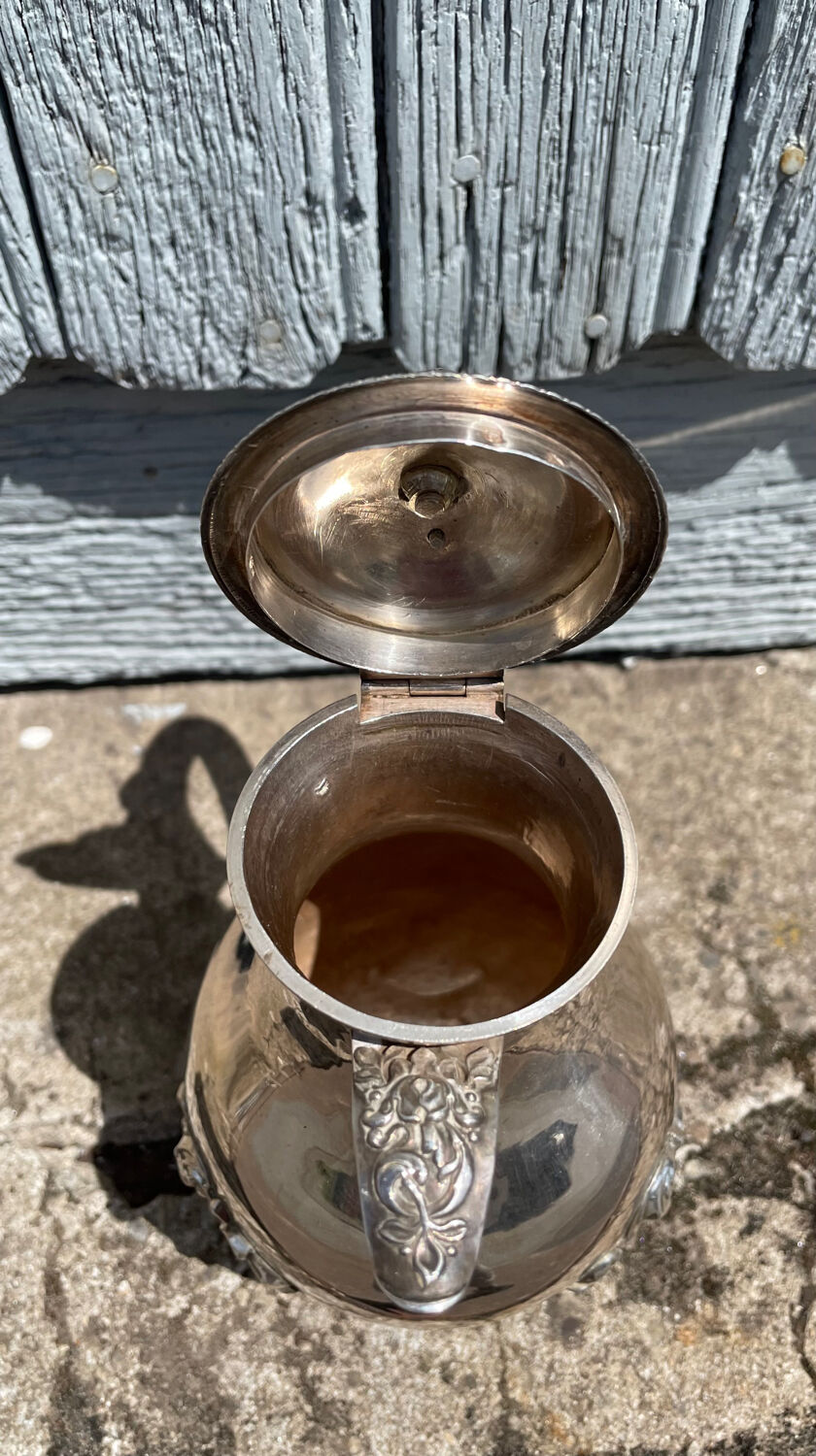 Silver coffee maker Paris