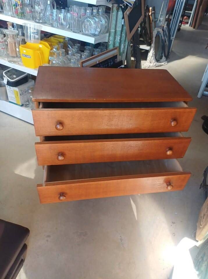 Vintage chest of drawers with tapered legs