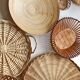 Composition murale de corbeilles vintages osier et bambou