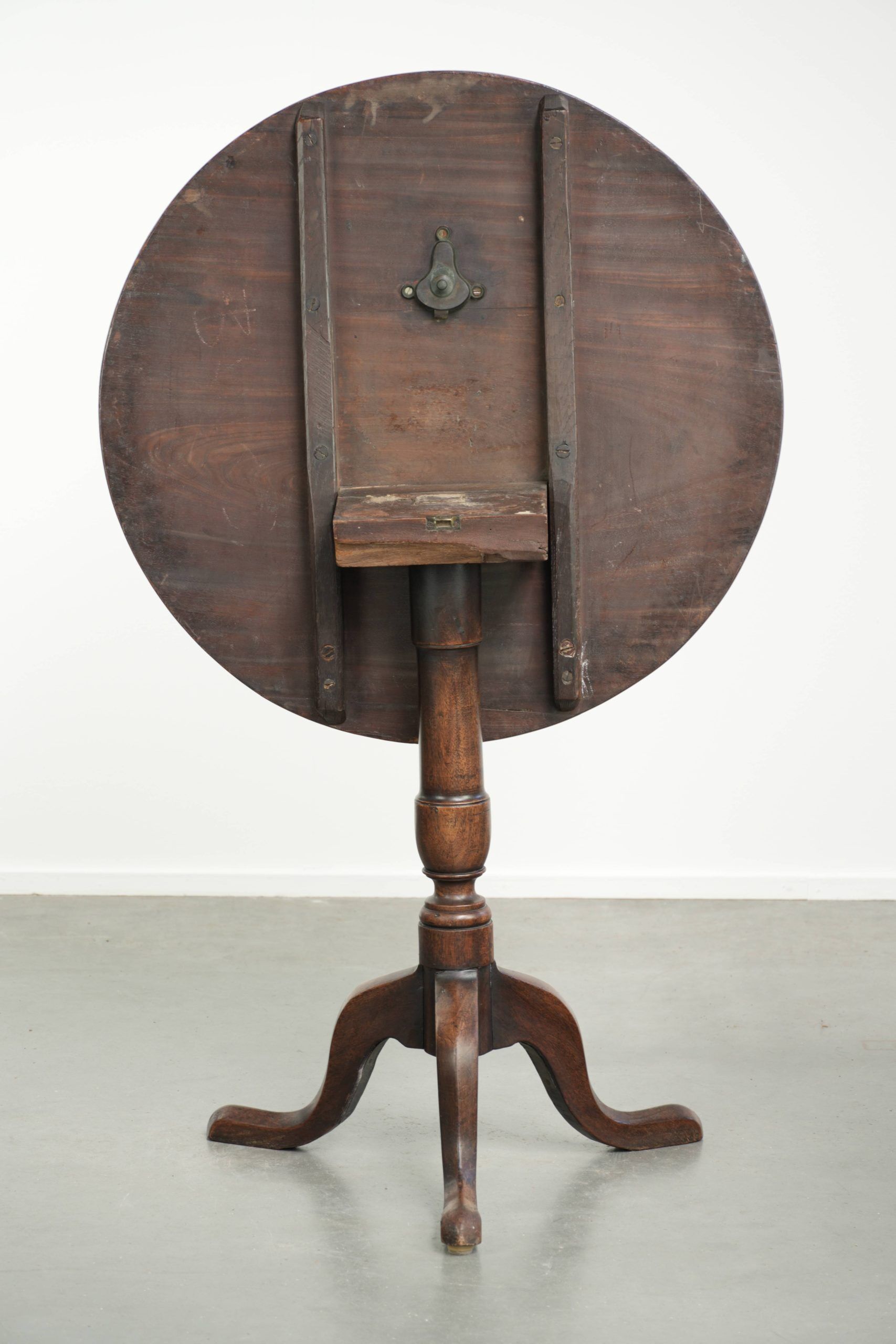 Table d'appoint / table d'angle inclinable anglaise du XVIIIe siècle