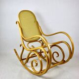 Chaise à bascule vintage en bois naturel attribuée à Michael Thonet