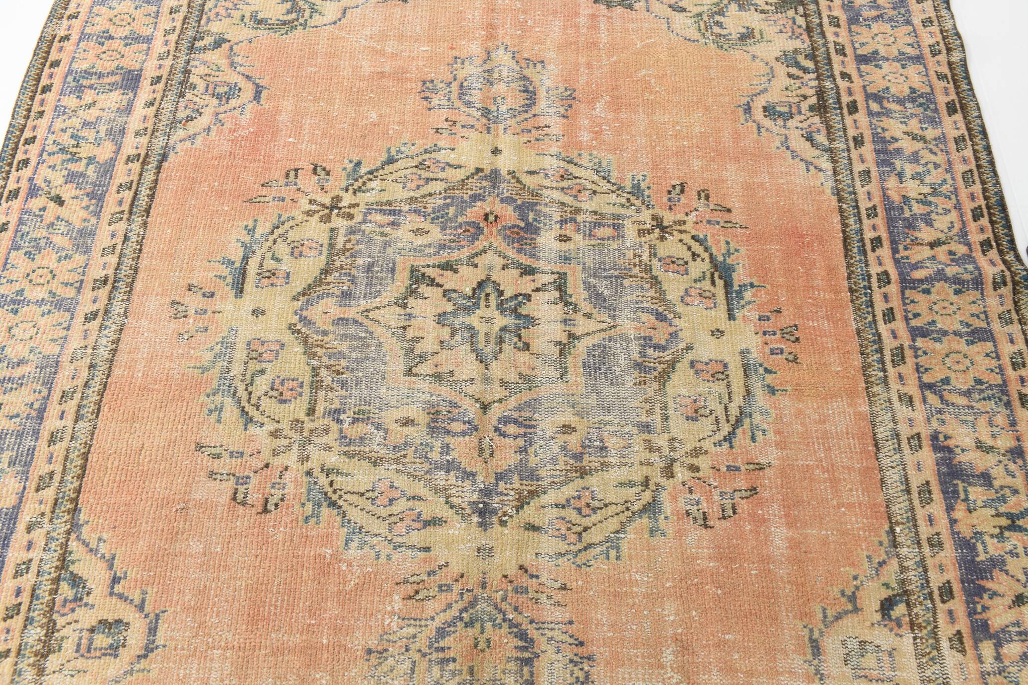 Tapis vintage en laine fait main, saumon doux et bleu marine, 183x264 cm