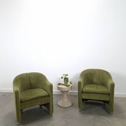 Chaises de cocktail vertes avec des roues chromées.