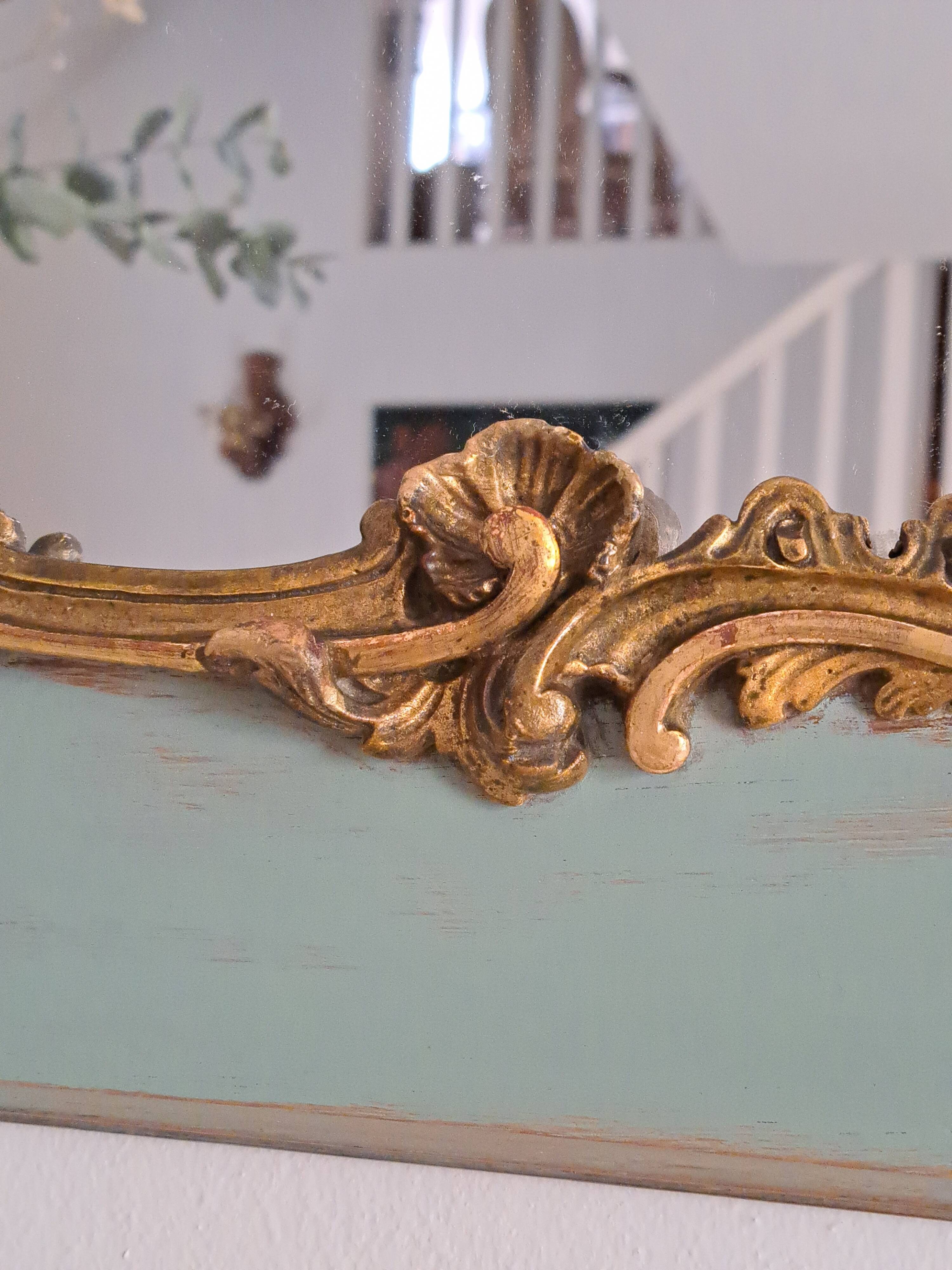 Antique Louis XV style mirror in wood and gilded stucco.