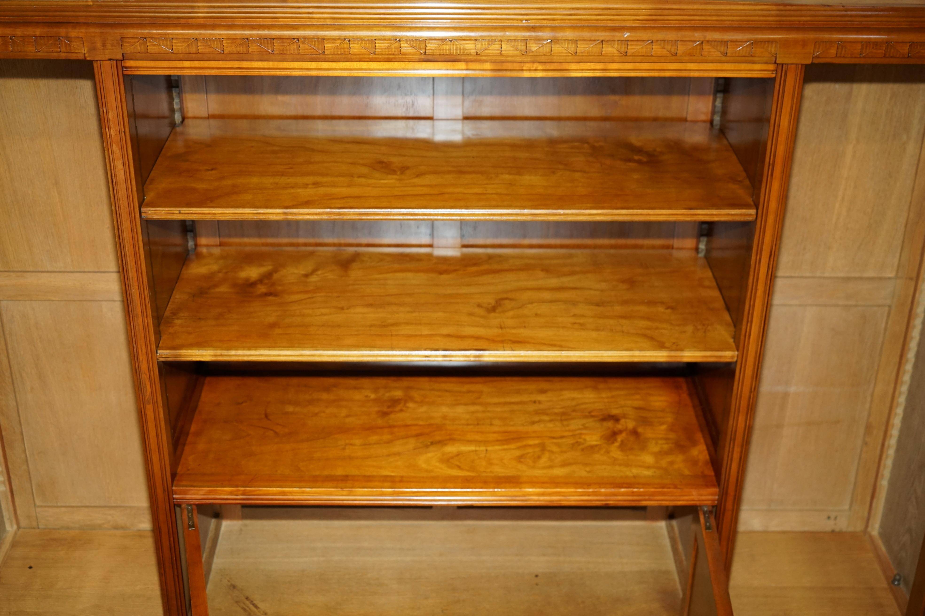 Bibliothèque-armoire Art Nouveau en noyer burr et chêne par Léon Jallot