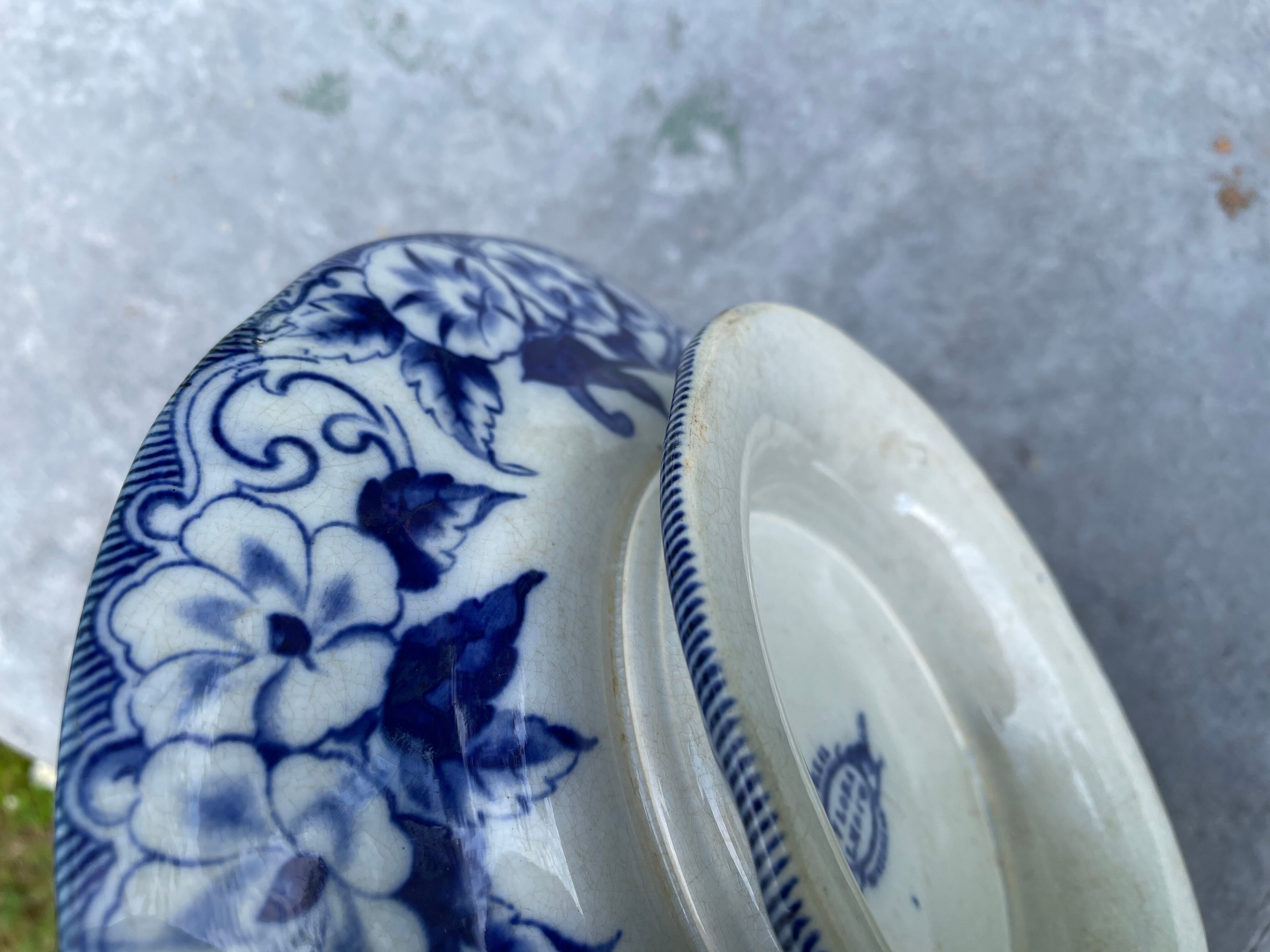 Plate with peedouche Creil & Montereau model Flora liseron