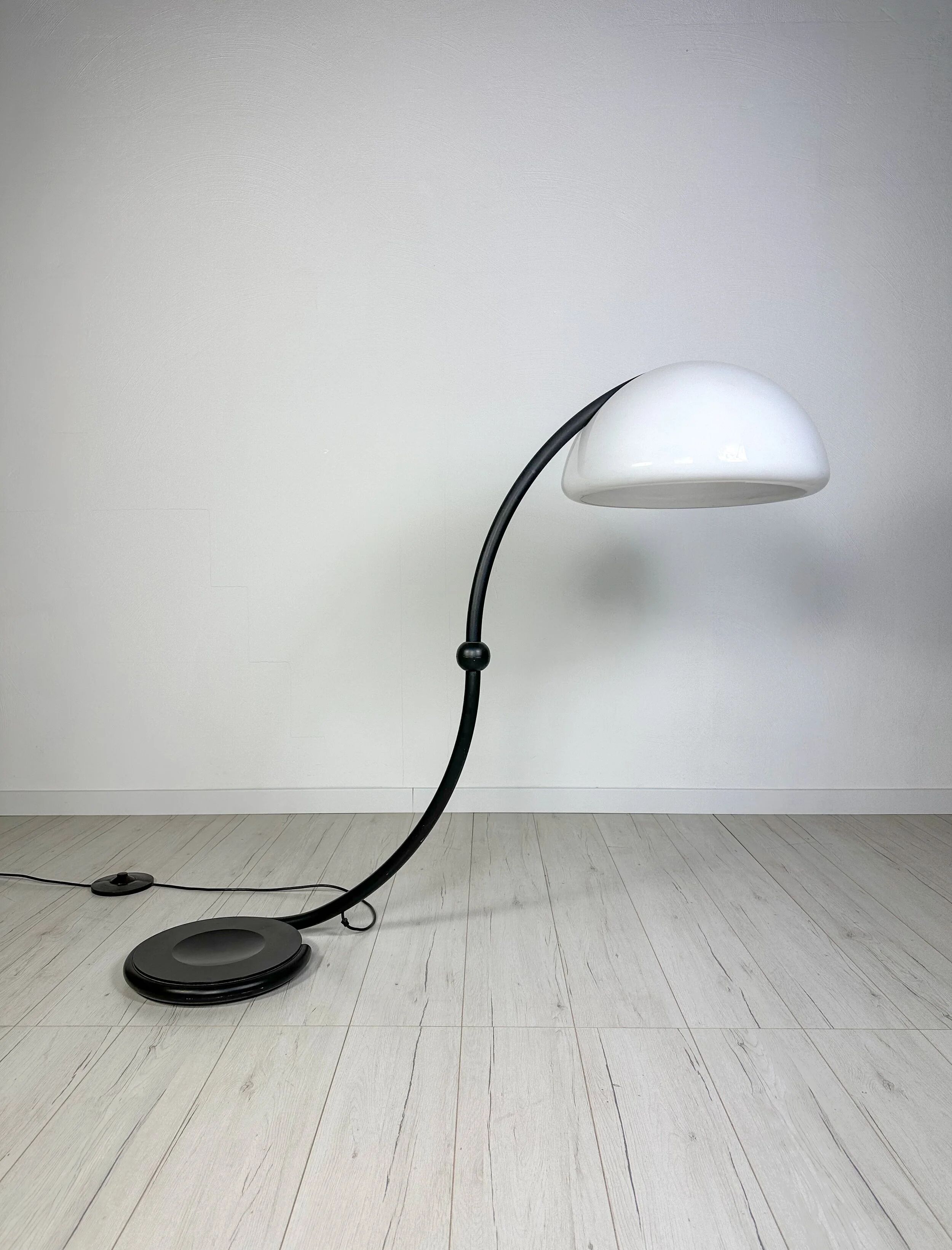 60s vintage black Serpente floor lamp by Elio Martinelli for Martinelli Luce
