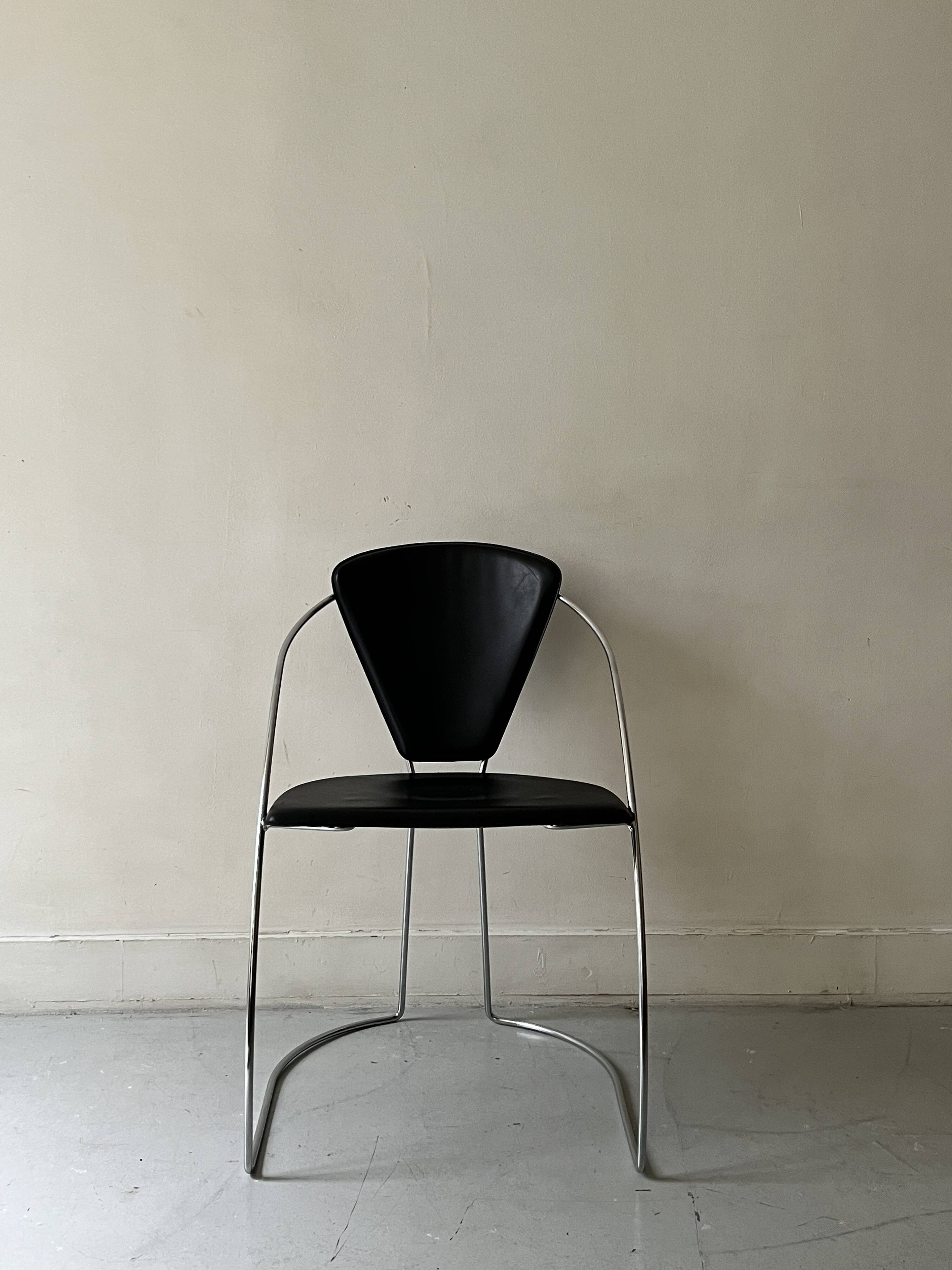Cantilever wire chair in metal and black leather - Linda de Arrben, Italy 80