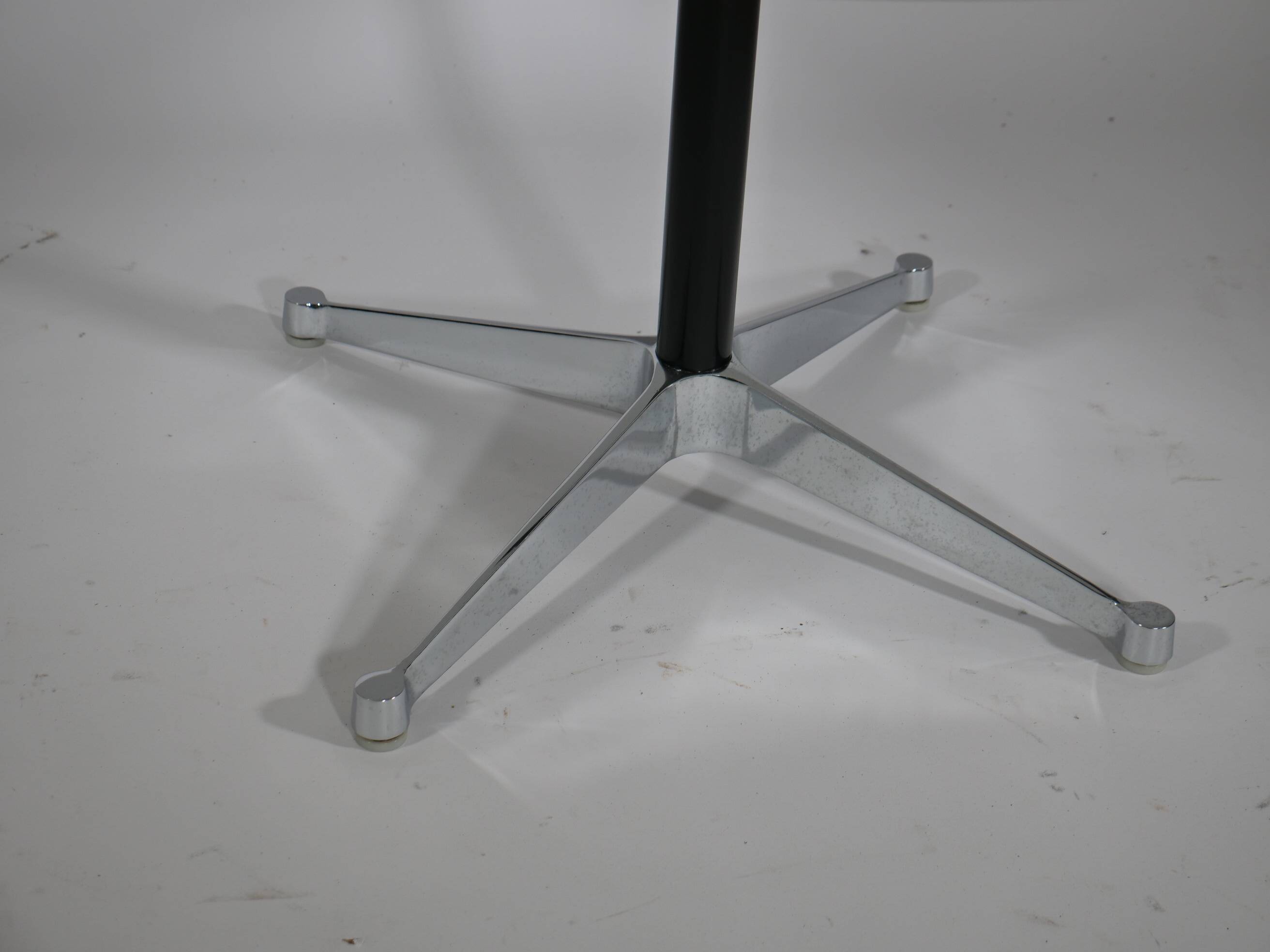 Eames Dining Table, Designed by Herman Miller – Mid-Century Vintage Table from the 1970s