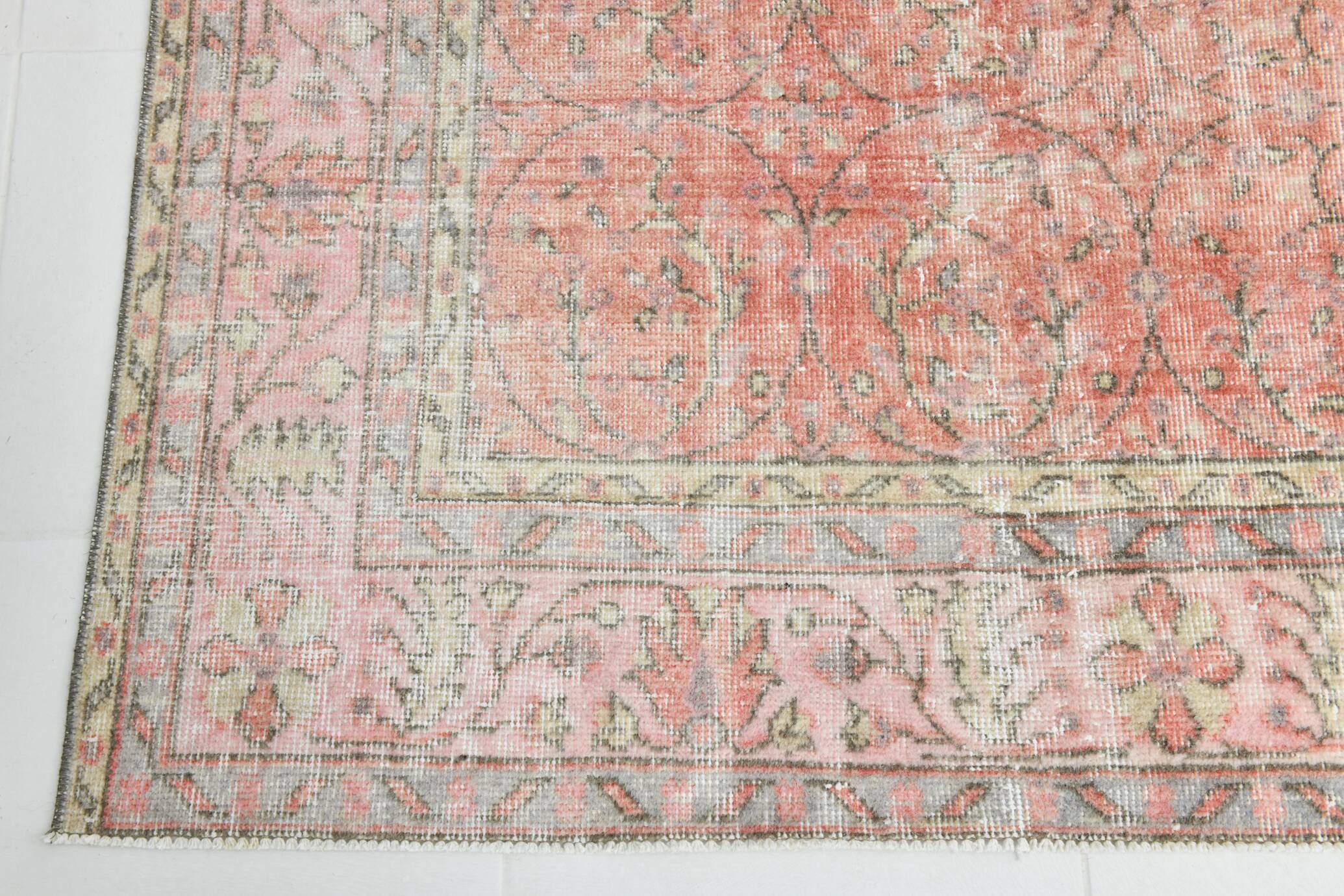 Tapis vintage à décor floral rouge et beige