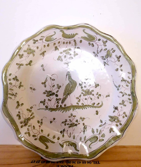 Assiette faïence de Moustiers oiseau du paradis