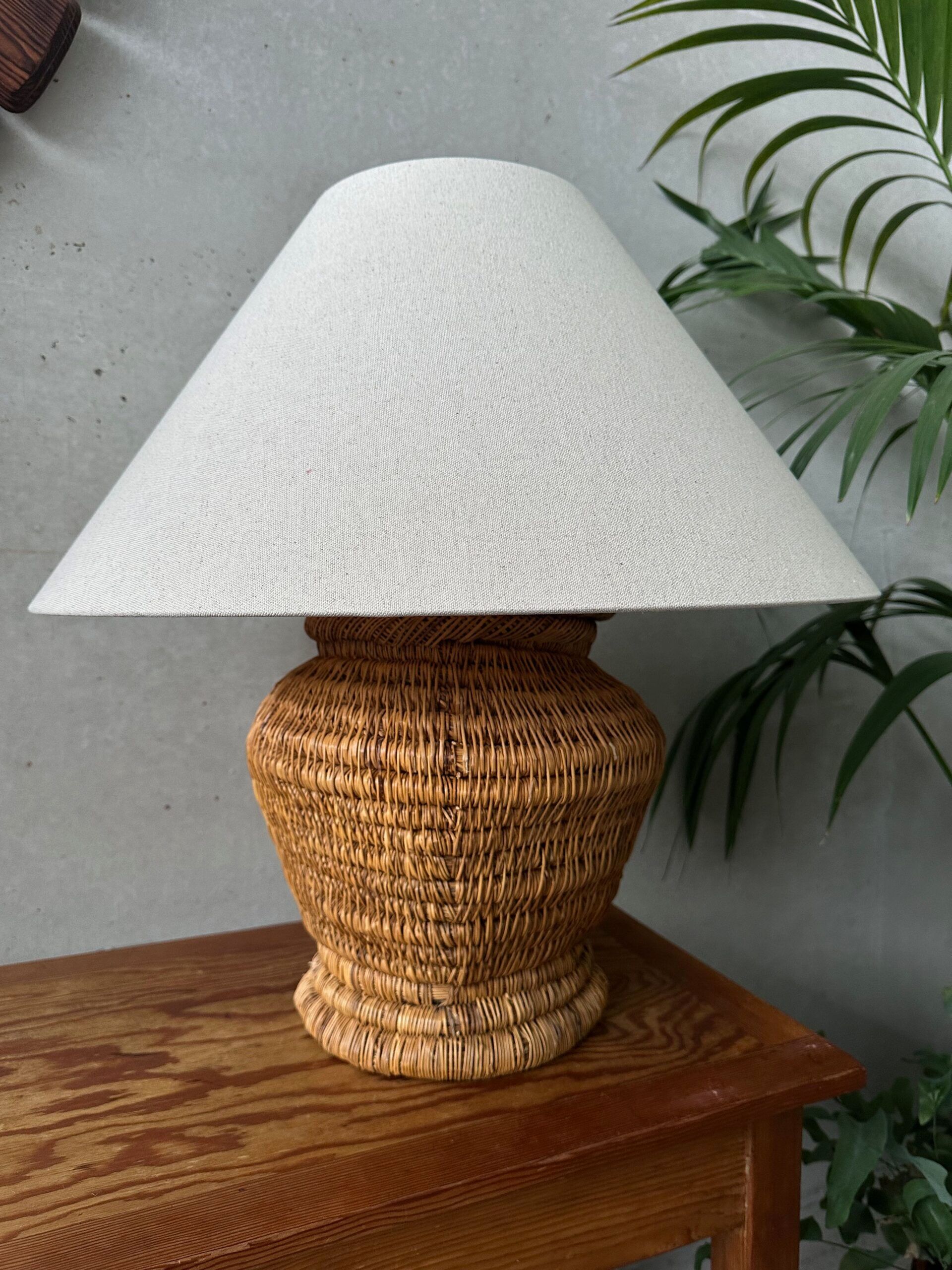 Lampe de table vintage – ancien pichet en rotin