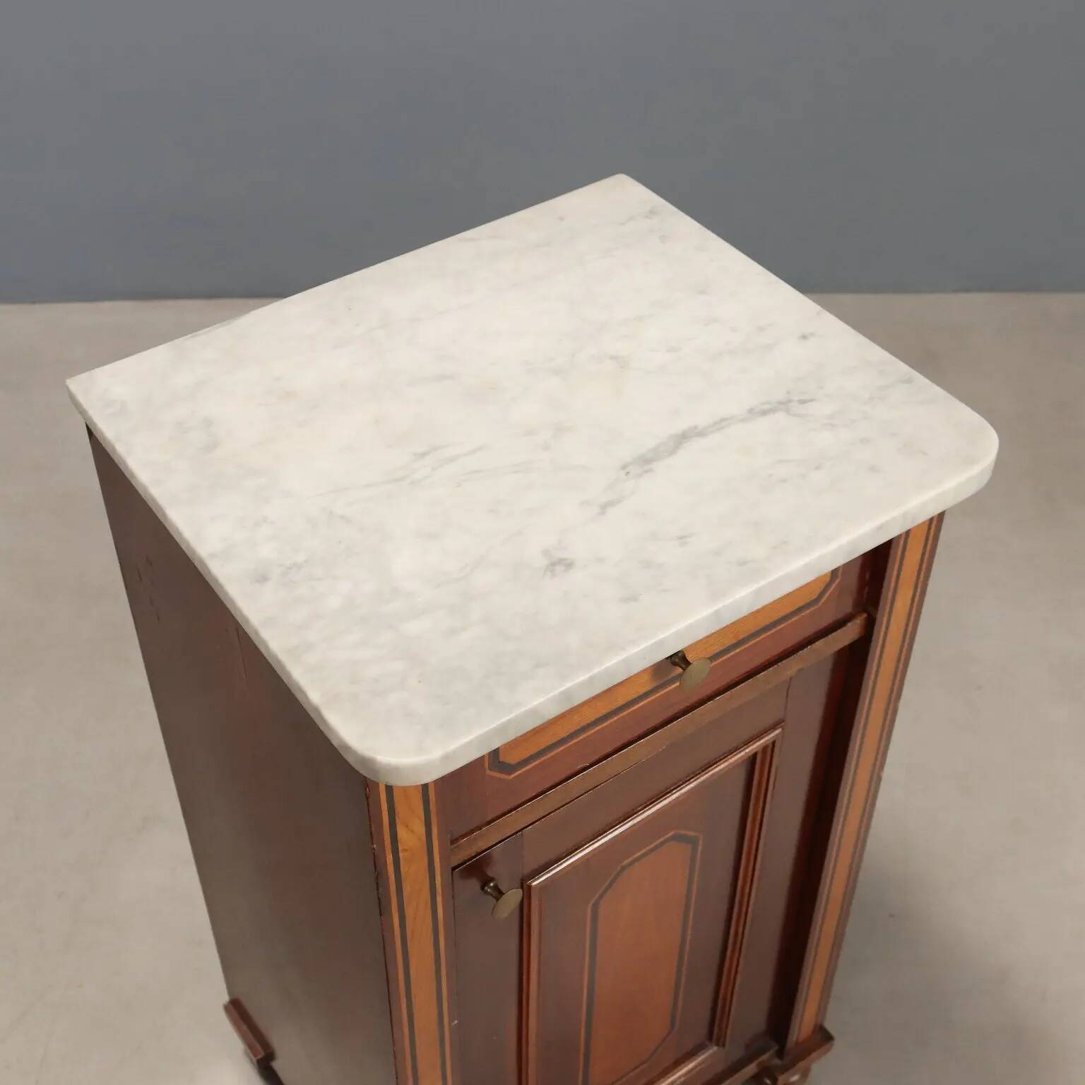 Tables de chevet anciennes en placage d’acajou et marbre blanc, XXe siècle
