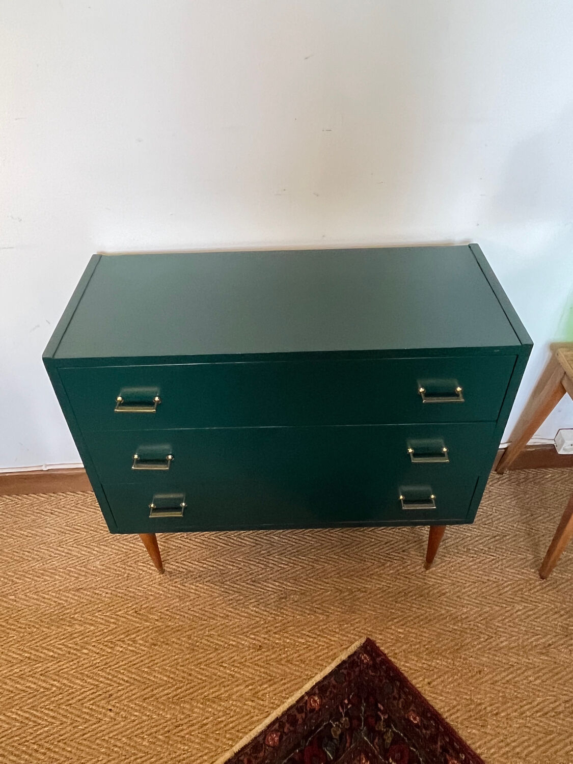 Commode vintage verte poignées dorées et pieds fuseaux