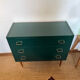 Commode vintage verte poignées dorées et pieds fuseaux