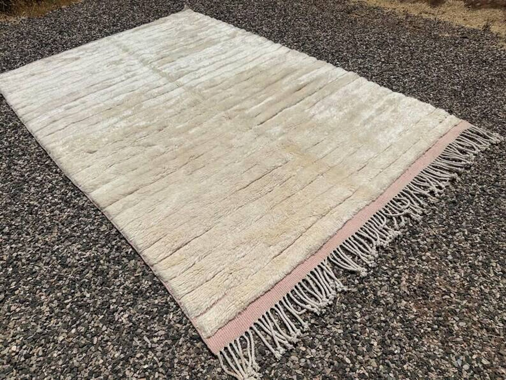 Tapis Mrirt marocain écru et beige 350x250 cm – design minimaliste texturé