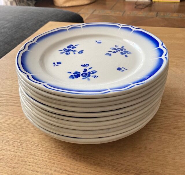 Set of 12 plates with opaque porcelain dessert Badonviller