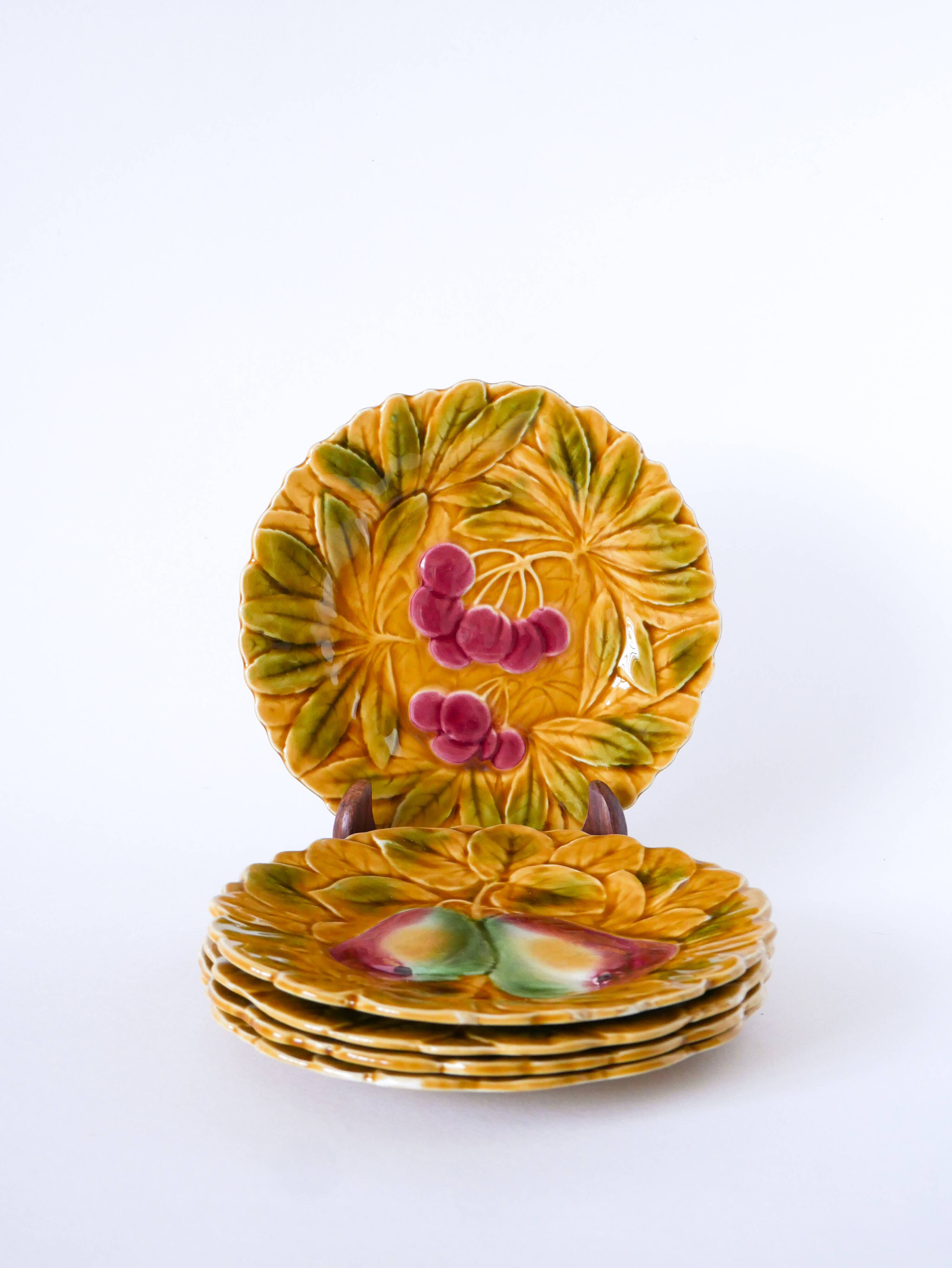Set of 5 slipware plates, Digoin Sarreguemines, Fruits model, 1970.
