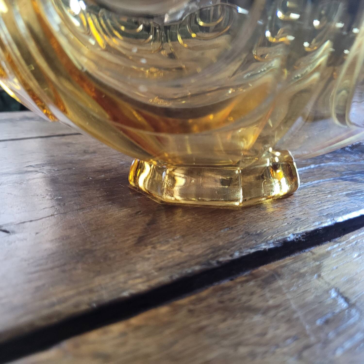 Coupe sur pied en verre ambre doré – design géométrique vintage