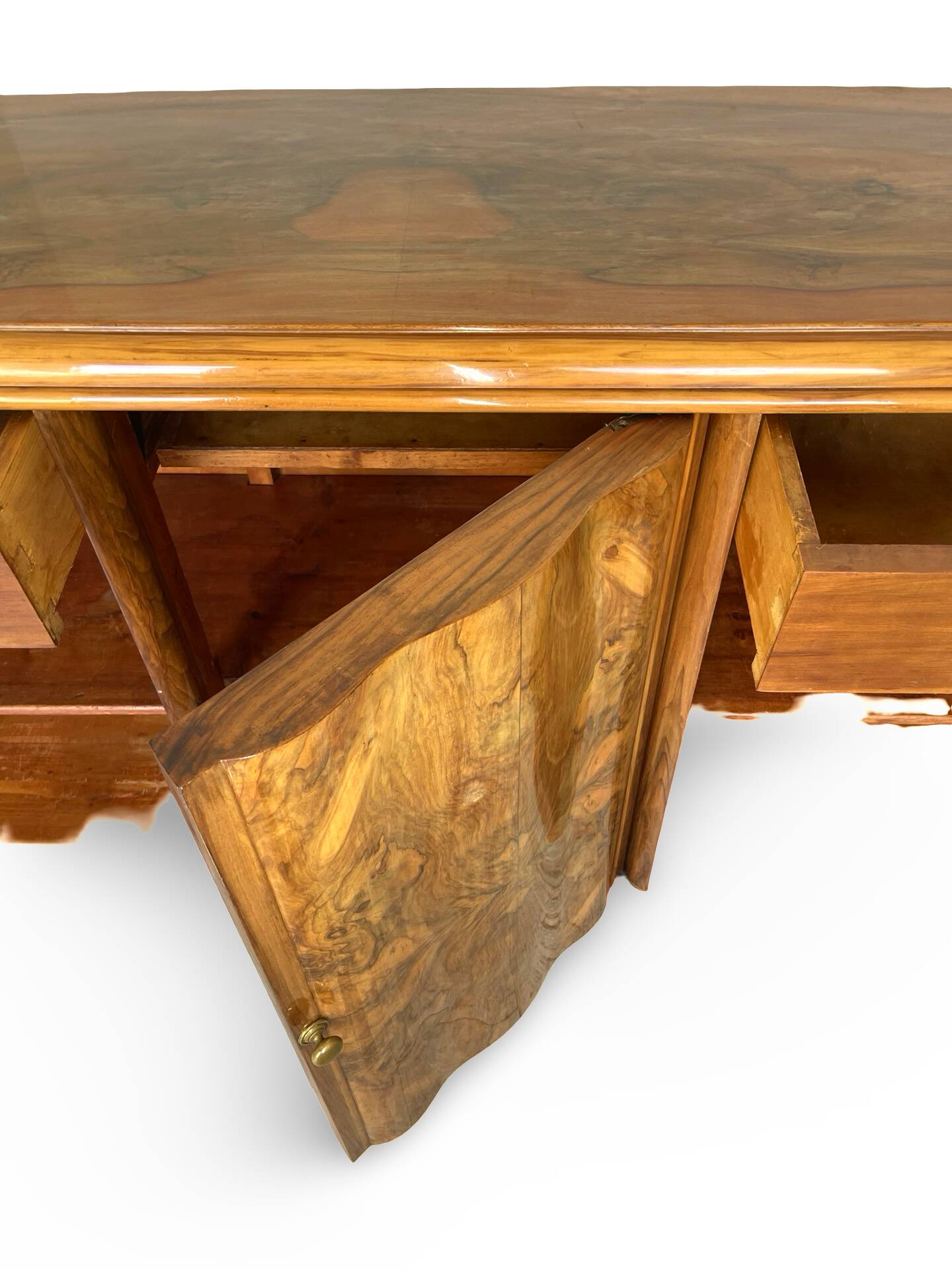 Italian Art deco burl walnut sideboard, of great quality.