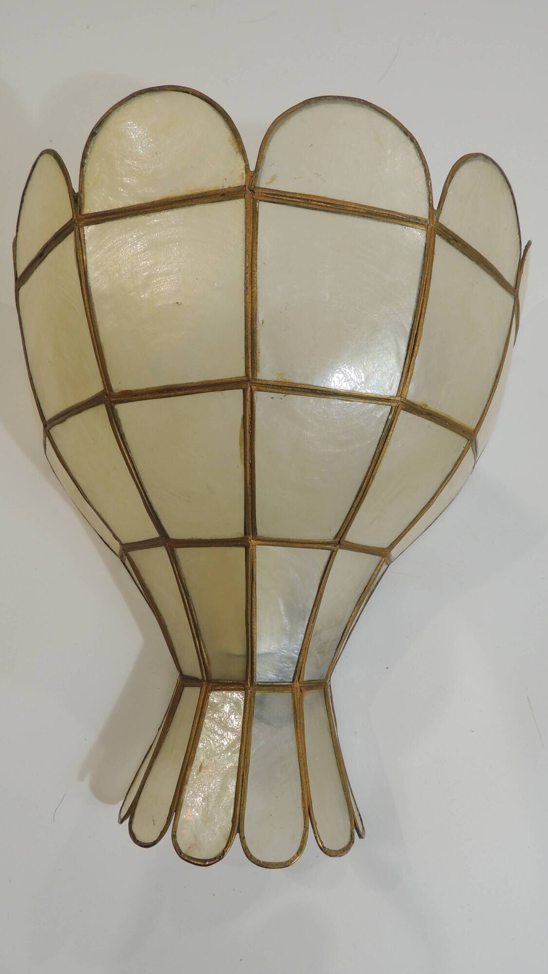 Pair of vintage mother-of-pearl and brass wall sconces – Floral shape