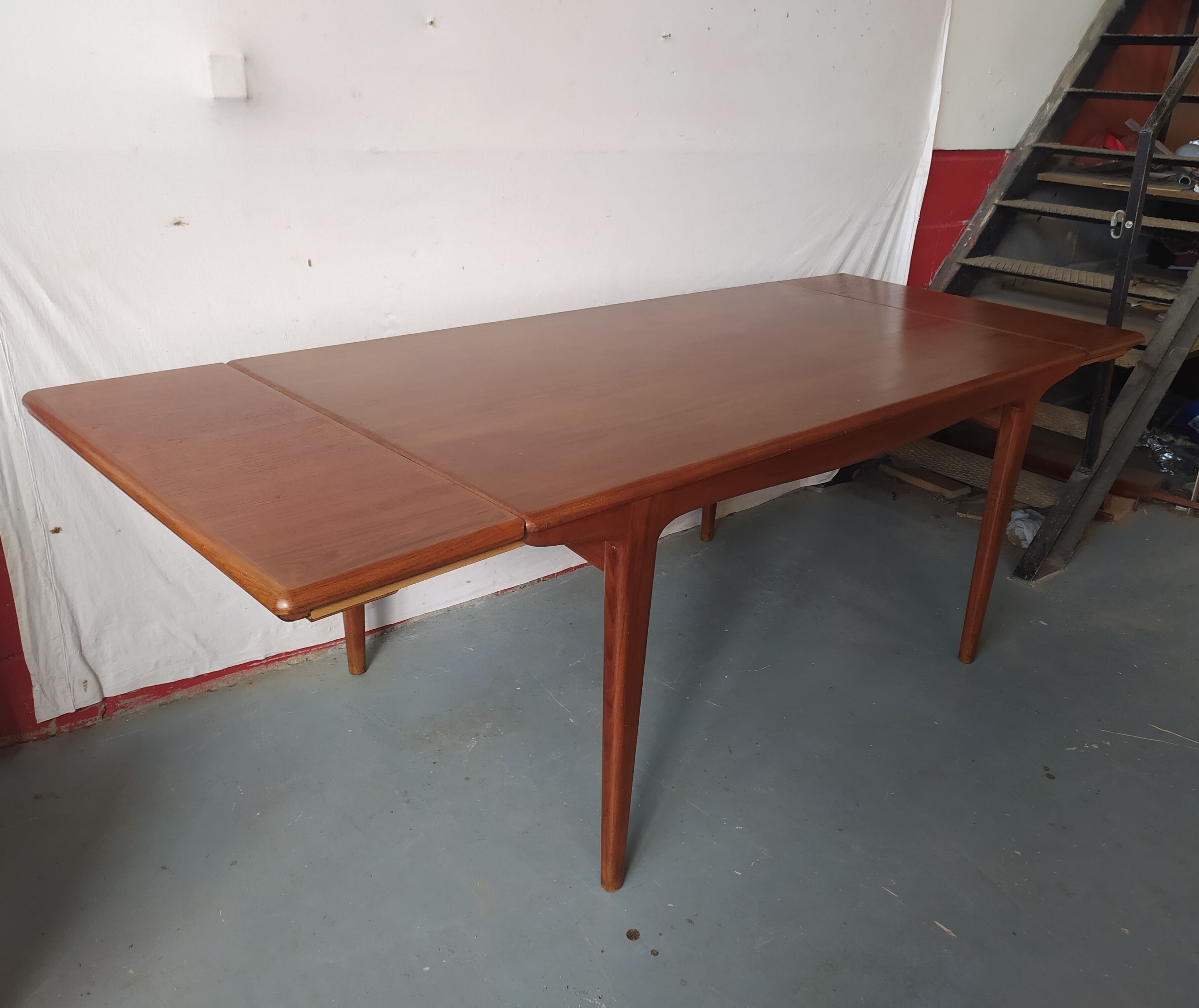 Extendable table in solid teak