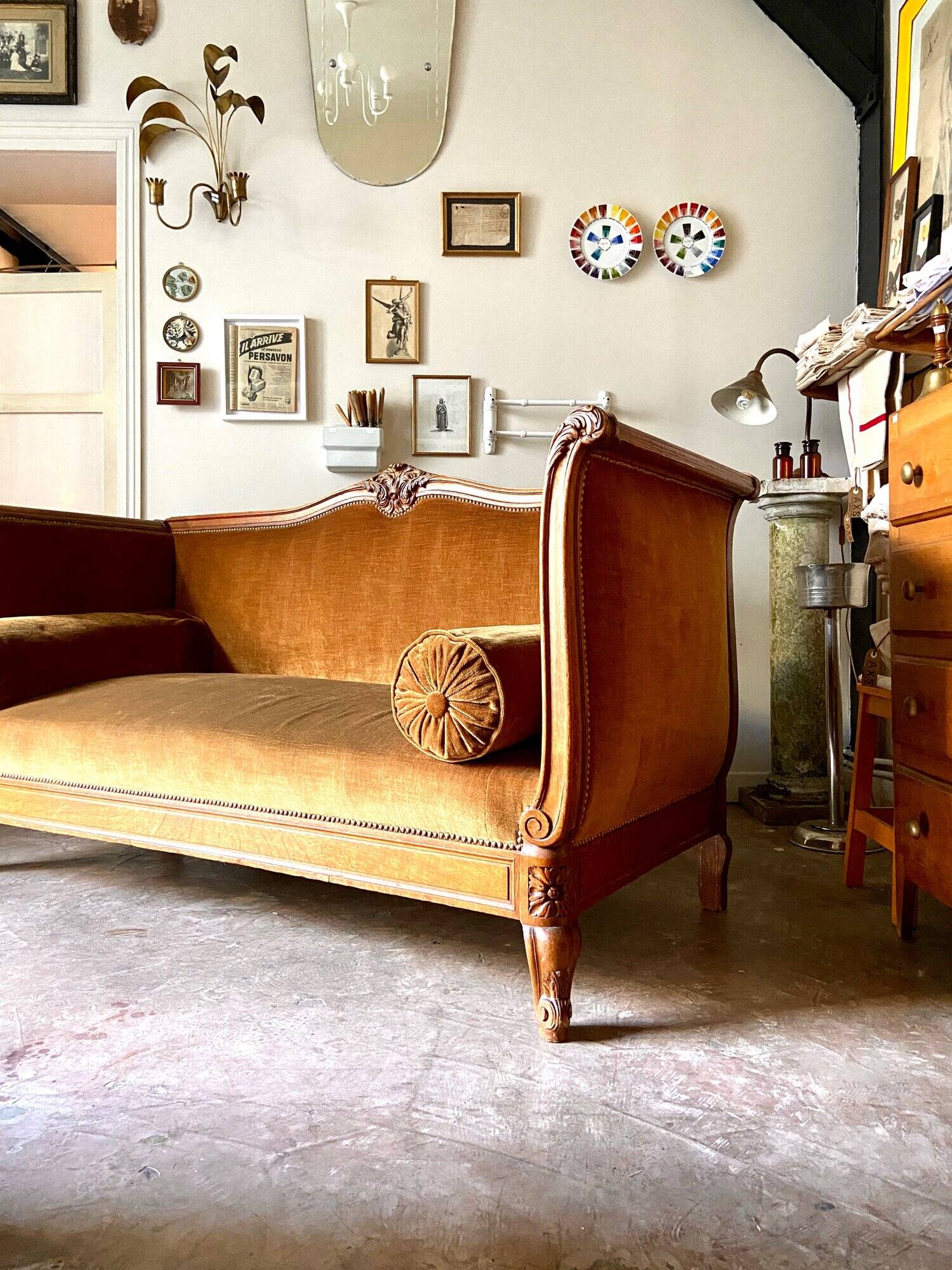Bench, roller daybed in chiseled wood and ocher velvet, mid-19th century