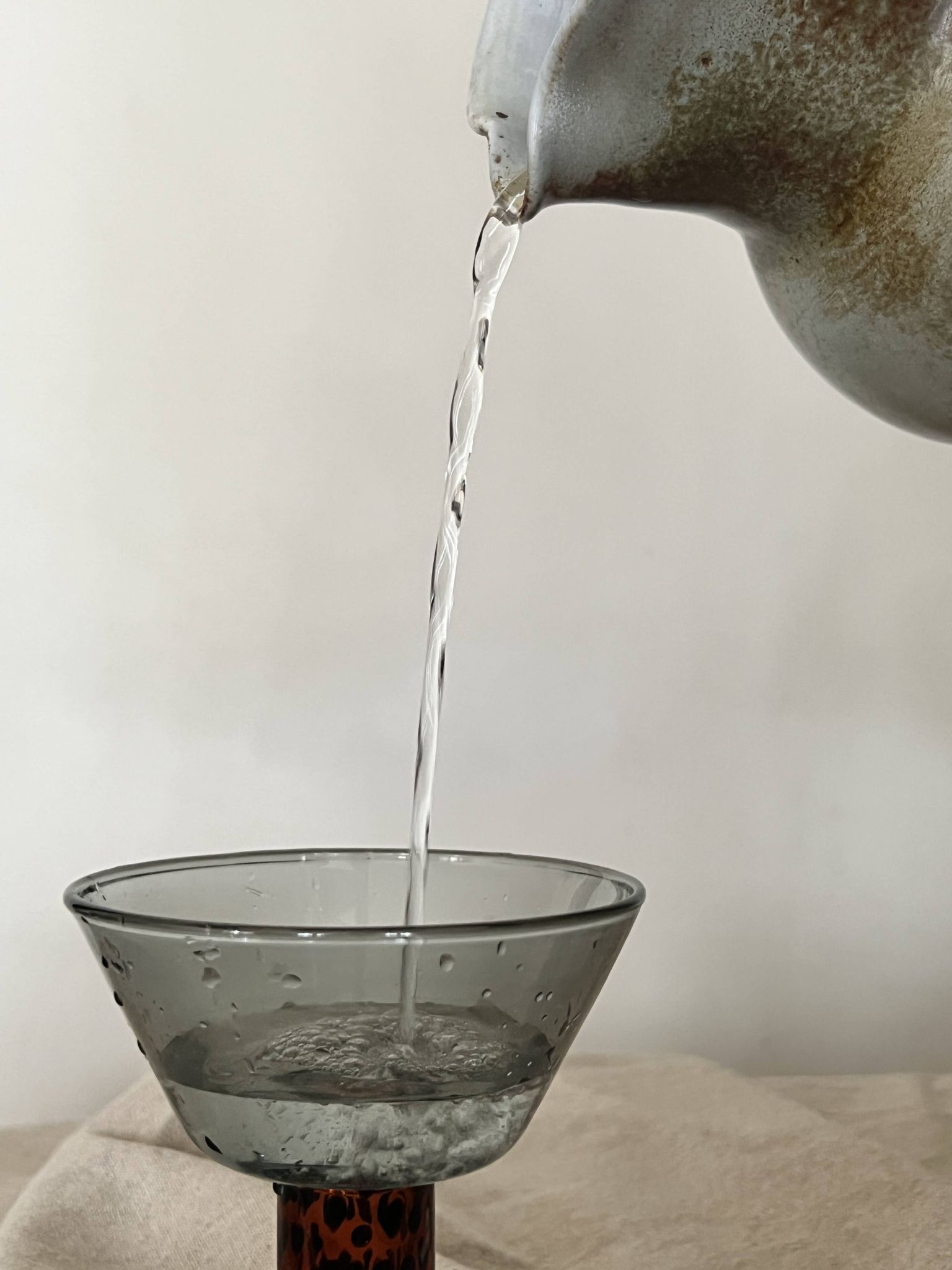 Carafe vintrage à eau / orangeade en céramique émaillée, 1950