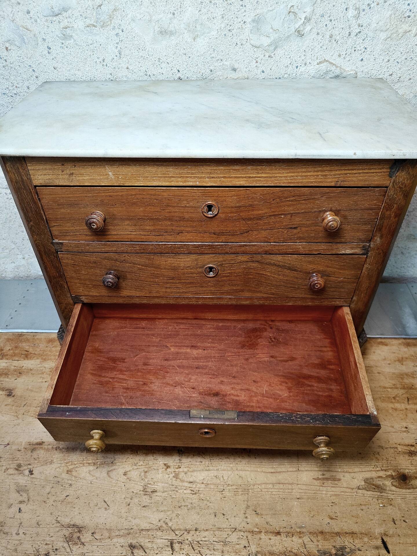 Small miniature table chest in oak and marble.