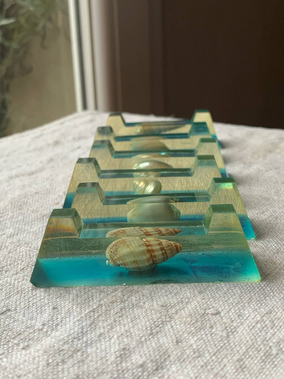 Shell-inclusion resin knife rest 1950