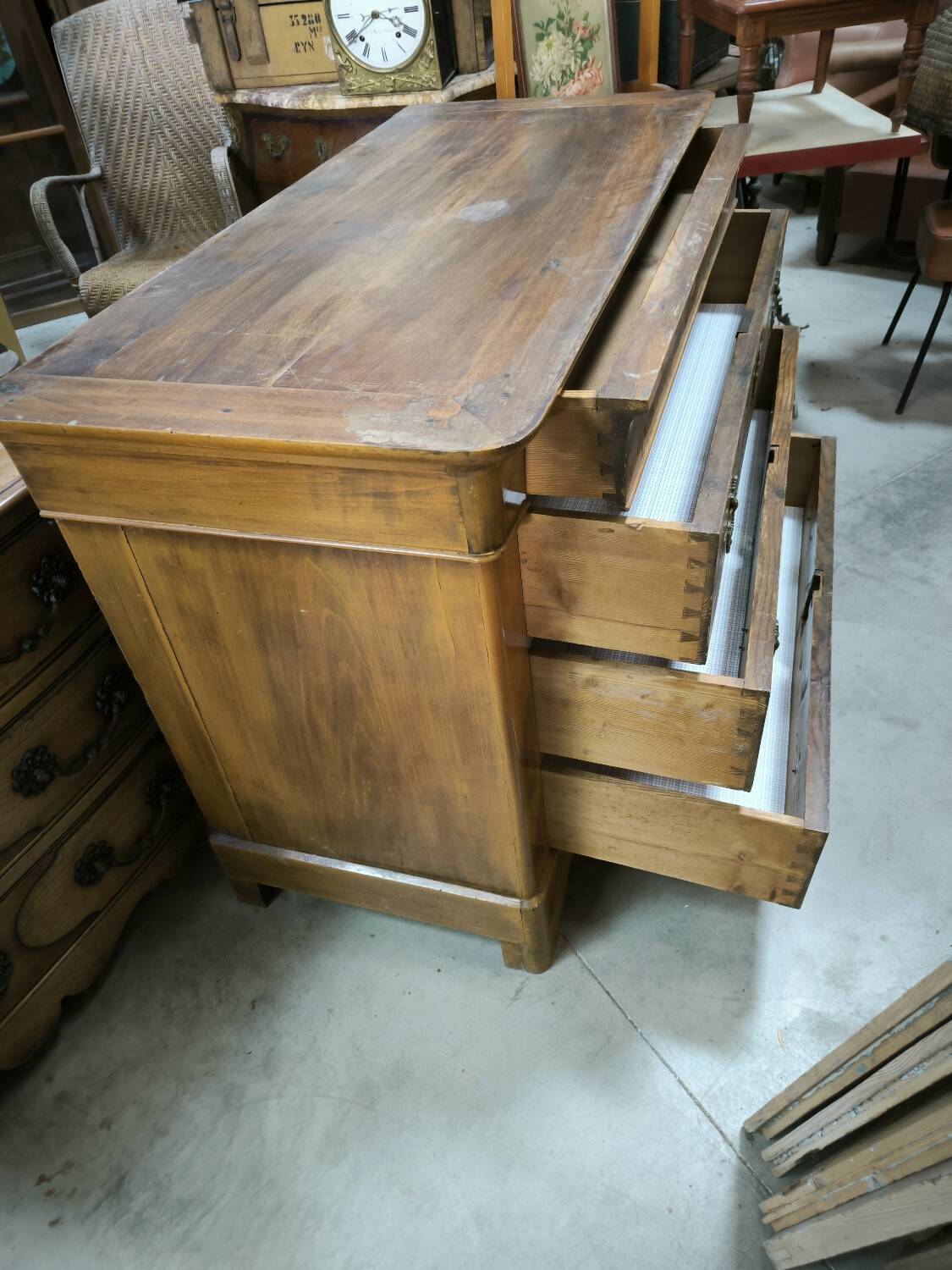 Restoration period chest of drawers in flamed walnut
