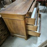 Restoration period chest of drawers in flamed walnut