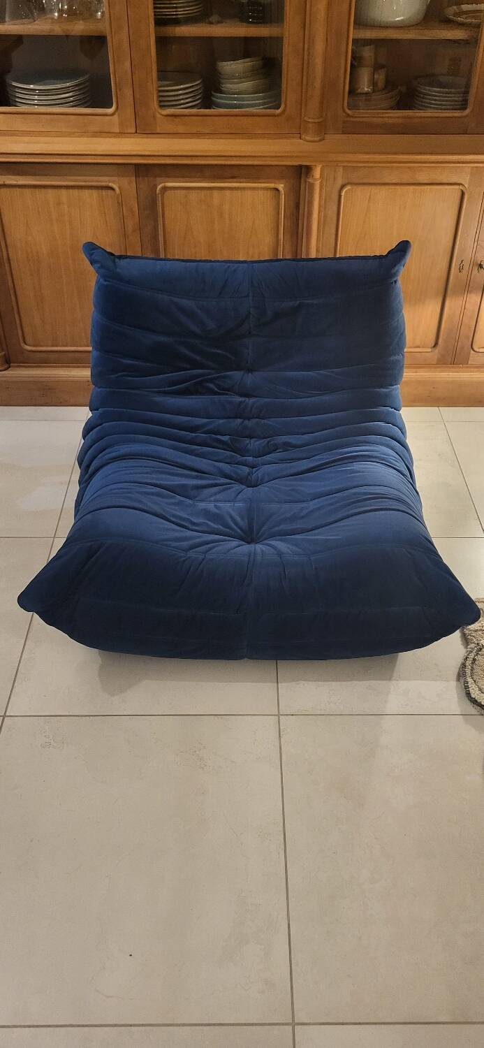 Chauffeuse Togo Ligne Roset bleu roi