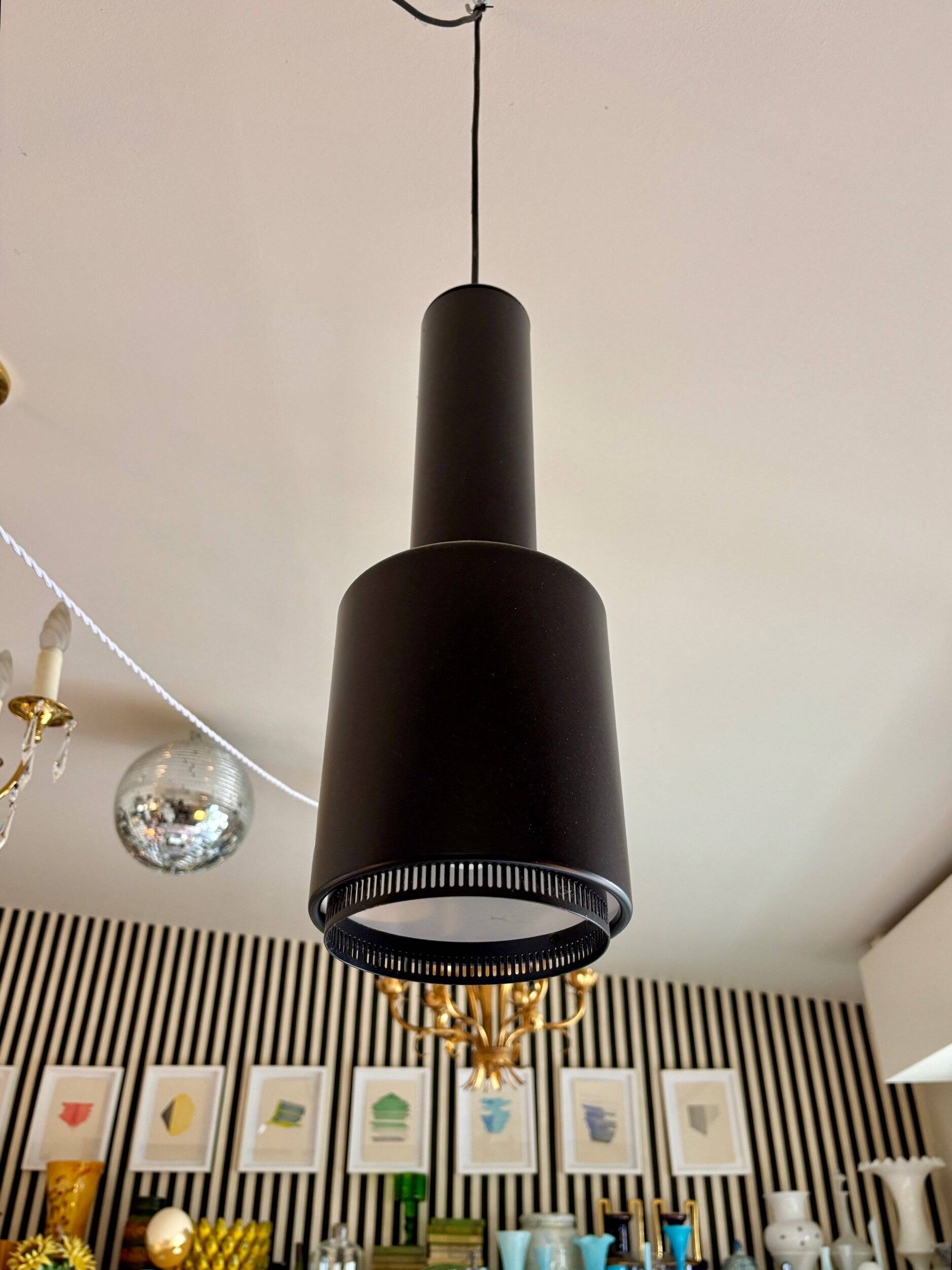 Suspension "Hand Grenade" A110 en acier laqué noir par Alvar Aalto pour Art