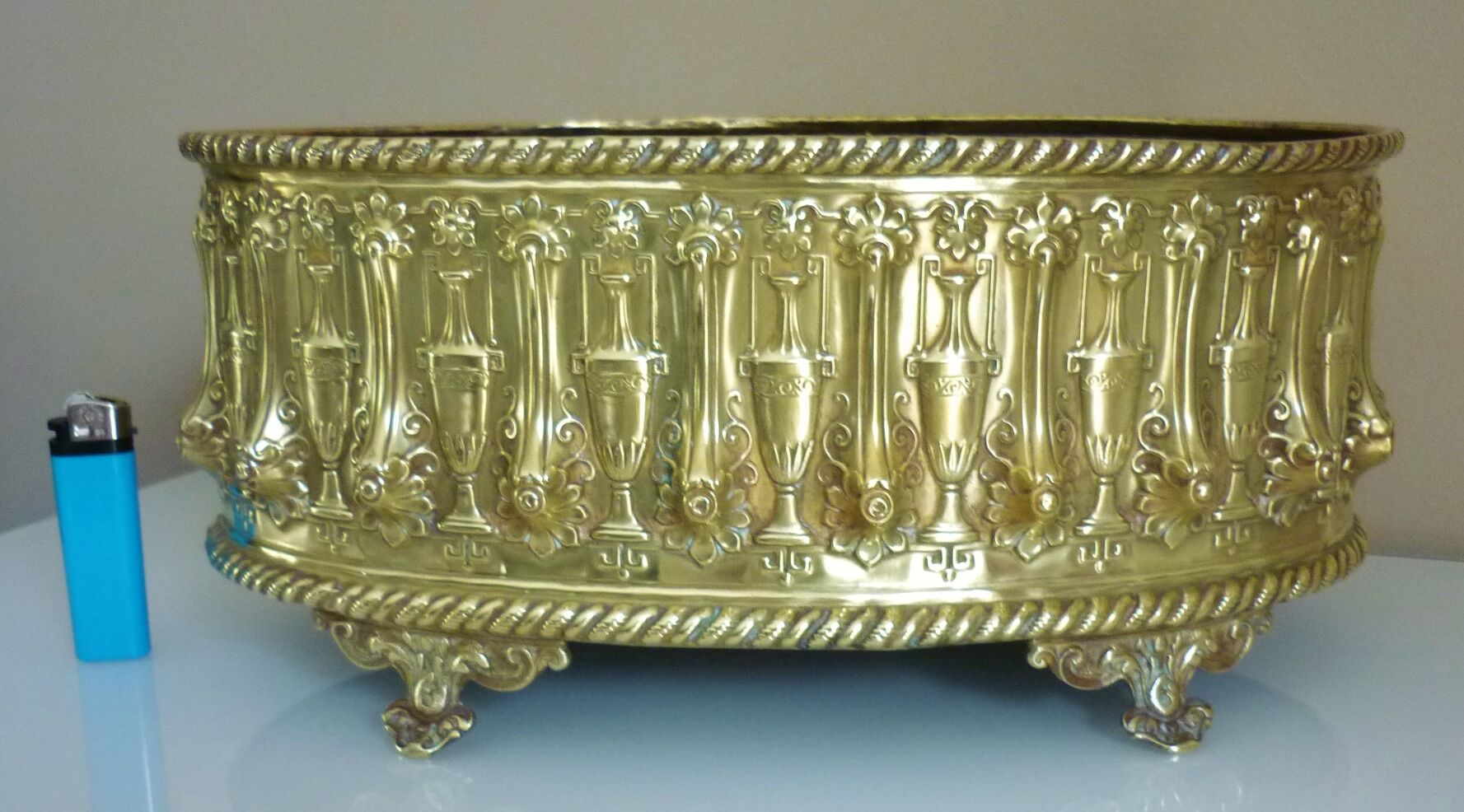 Old planter, repelled brass, nineteenth century, antique décor