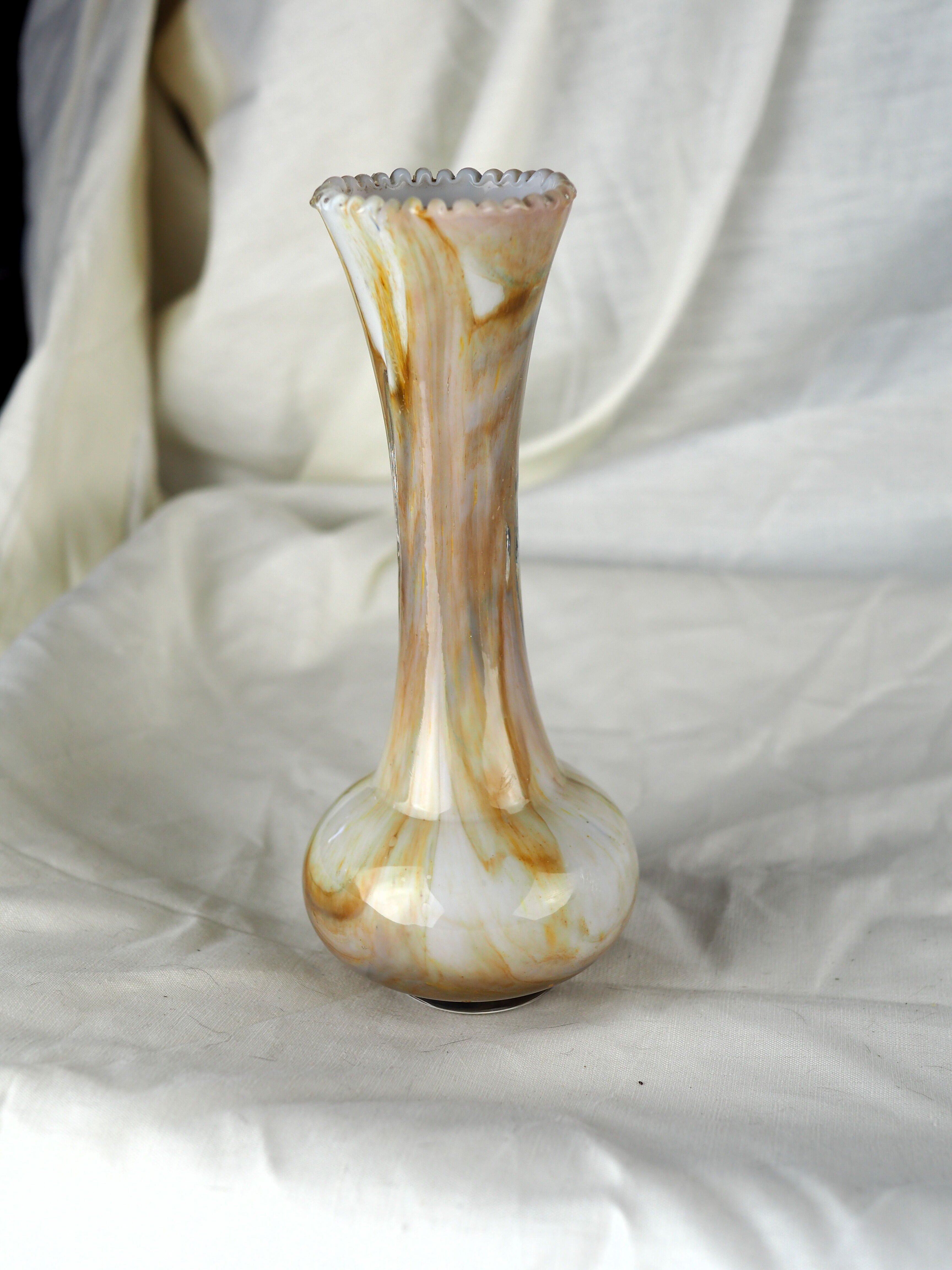 Blown glass vase with serrated neck, marbled white with gold inclusions - late nineteenth